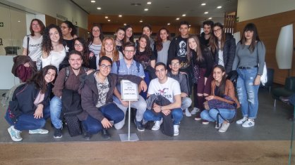 Grup d'estudiants a la sortida de l'acte.